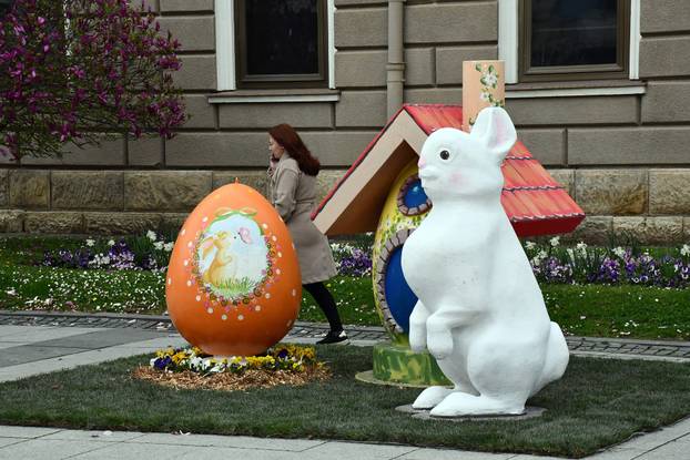 Slavonski Brod: Središnji gradski trg ukrašen velikim pisanicama