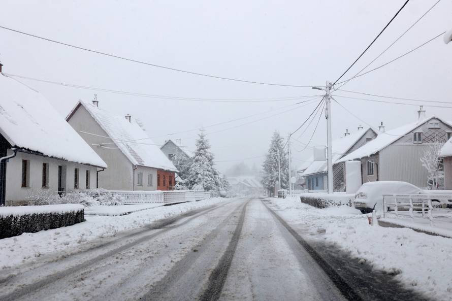 Zbog snijega otežan promet u Gorskom kotaru
