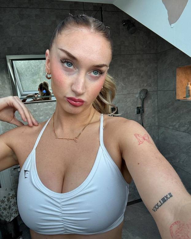 FOTO Bujna kći legende Uniteda provocira oskudnim izdanjima