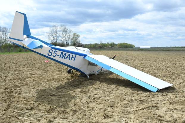Srušio se mali avion kod Siska, pilot prošao bez ozljeda