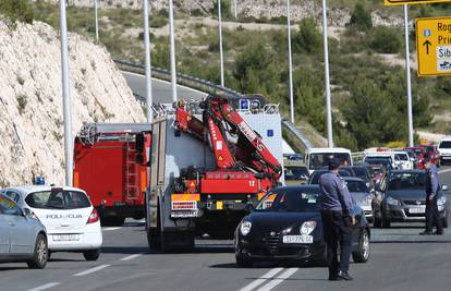 Troje ljudi ozlijeđeno u sudaru dva automobila na magistrali