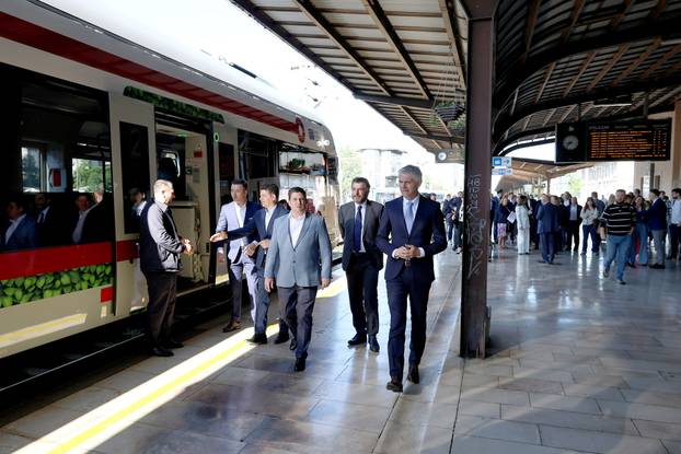 Zagreb:  Prvi elektrobaterijski vlak pušten u promet