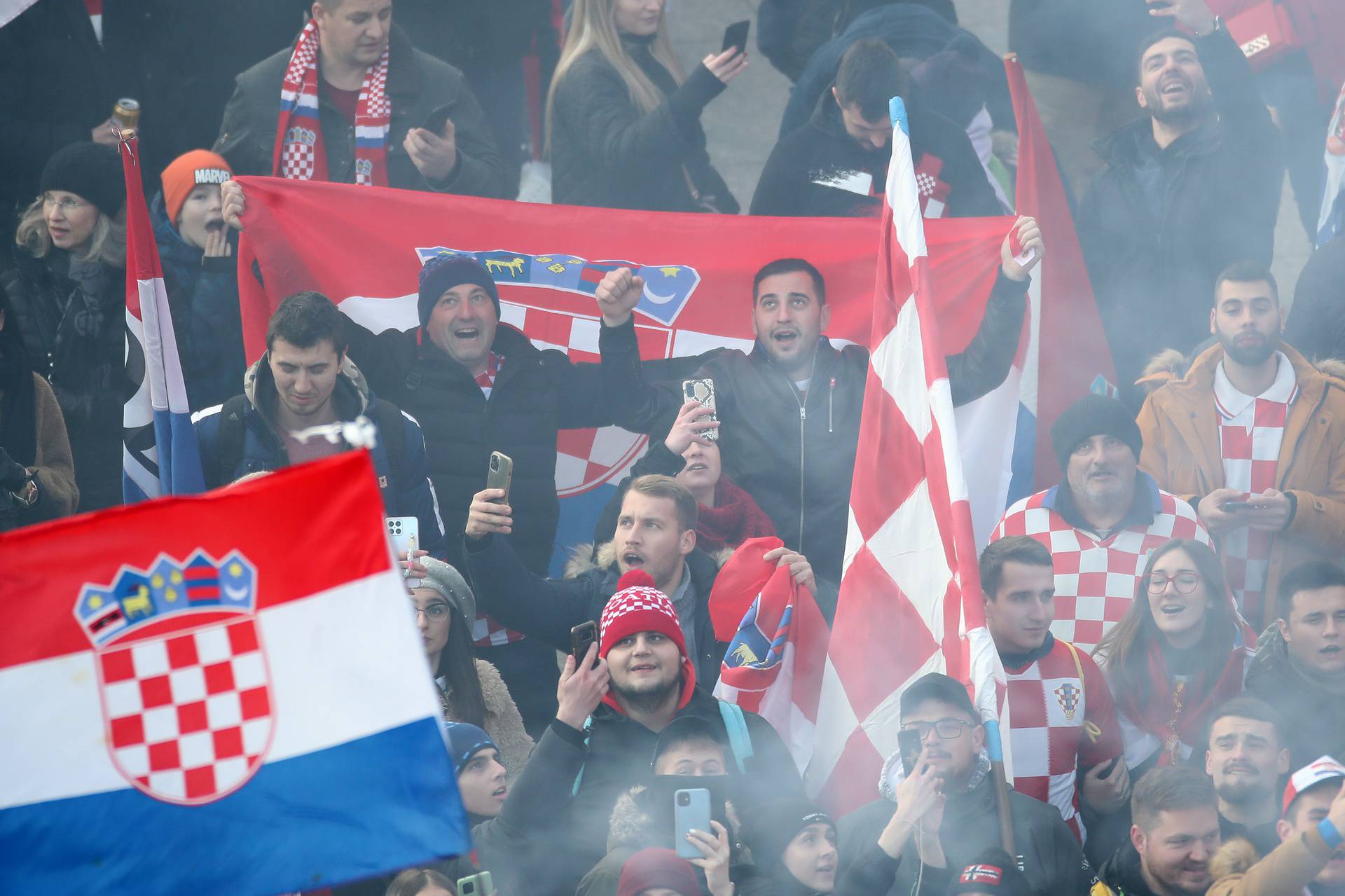 Zagreb: Pogled na glavni Trg prepun navijača koji su spremni za doček Vatrenih