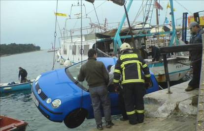 Rovinj: Vozačicu iz mora izvlačili prolaznici i ribari
