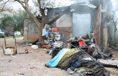 Trogir: Starica u požaru ostala bez skromnog doma
