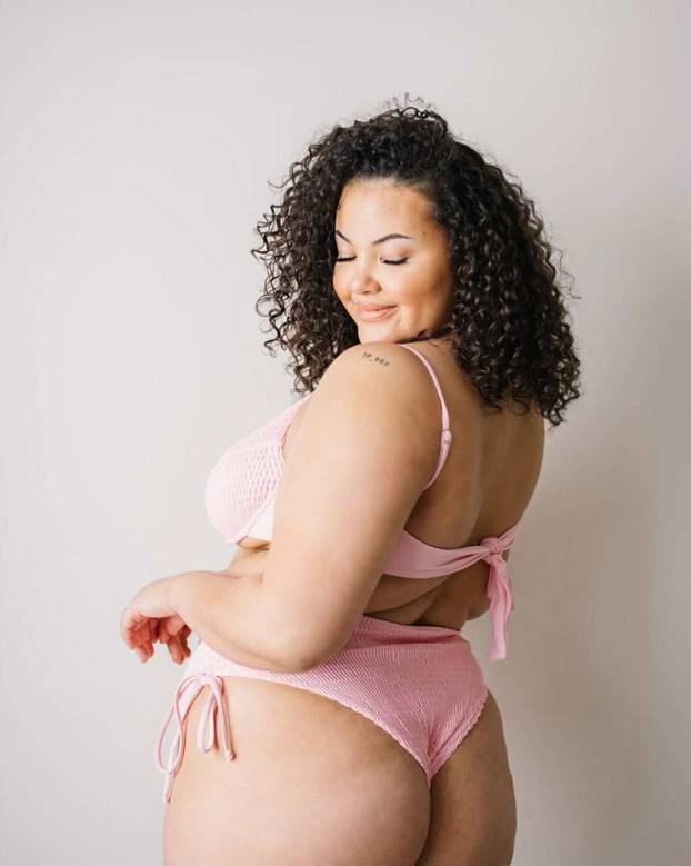 Plus-size influencerica ponosno pokazuje svoje obline: 'Tko se ne bi hvalio ovakvim grudima?'
