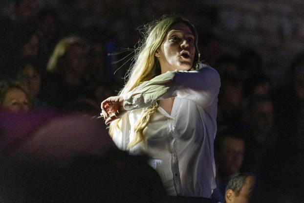 Pula: U Malom rimskom kazalištu odigrana je predstava "Antigona - 2000 godina kasnije"