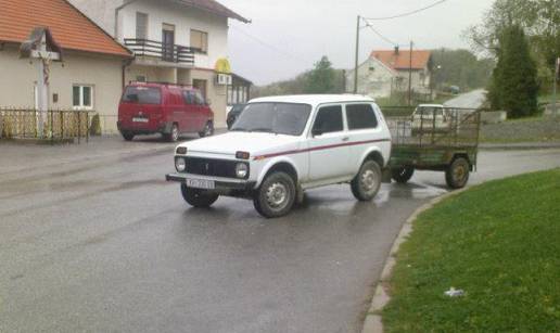 Zbog pizze vozač Ladu Nivu parkirao nasred ceste