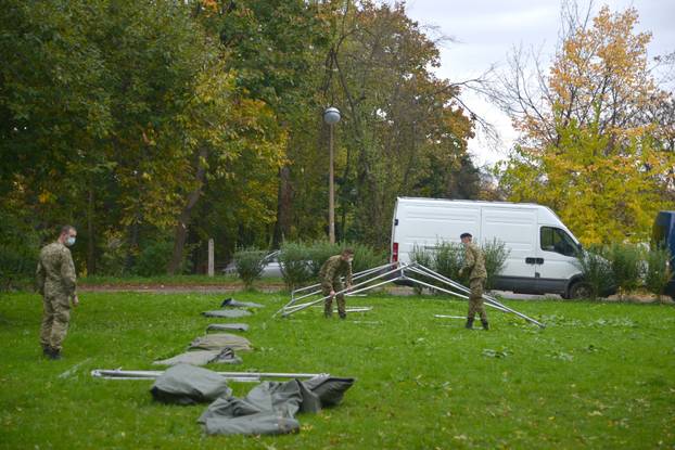 Hrvatska vojska postavlja šatore ispred Medicinskog fakulteta u Zagrebu