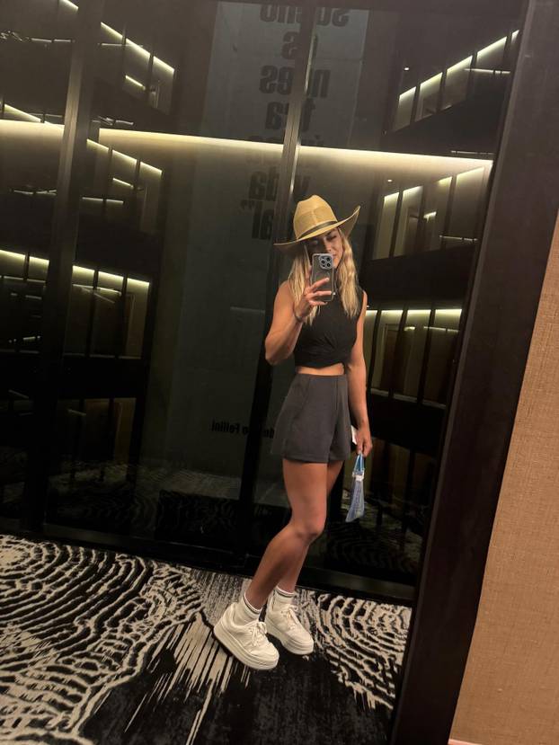 FOTO Tko je tenisačica čija je fotka u toplesu šokirala svijet?