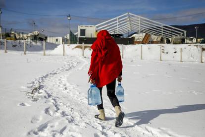 Teška zima u migrantskom kampu Lipa nedaleko Bihaća