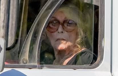 Brigitte Bardot ne pojavljuje se često u javnosti, sad ju uhvatili ispred imanja u Saint-Tropezu