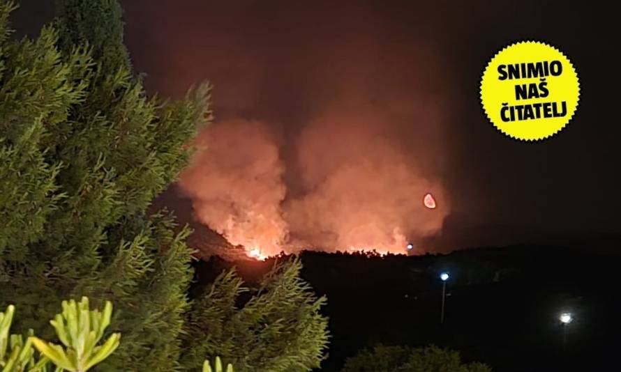 VIDEO Munje zapalile požare na Hvaru i Braču: 'Dio je ugašen, lovimo ih prije promjene vjetra'