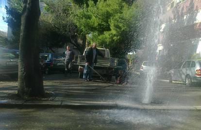 Fontana na ulici u Splitu: Voda šikljala nekoliko metara u zrak