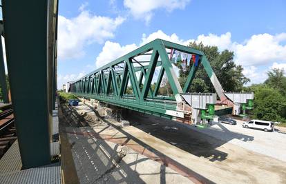 FOTO Započelo je postavljanje novog  željezničkog mosta na rijeci Dravi kod Botova