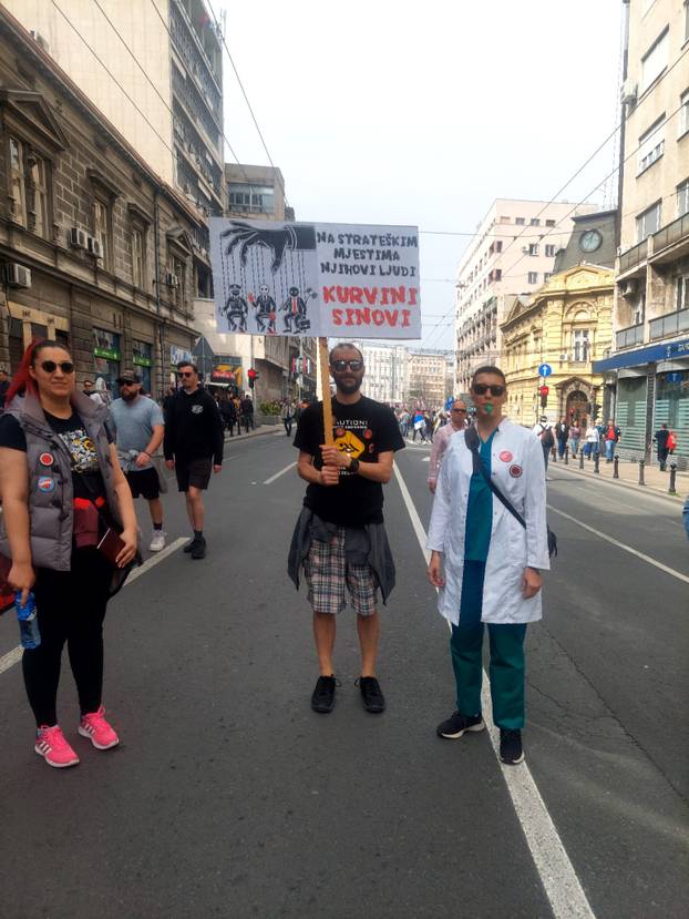 FOTO Ovo su najoriginalniji transparenti iz Beograda: 'Ruke su vam krvave', 'Što ćaci gugla'