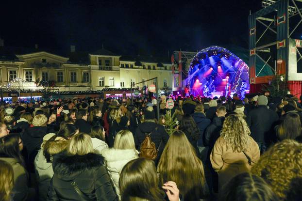 Samobor: Koncertom Vesne Pisarović otvoren je ovogodišnji Advent