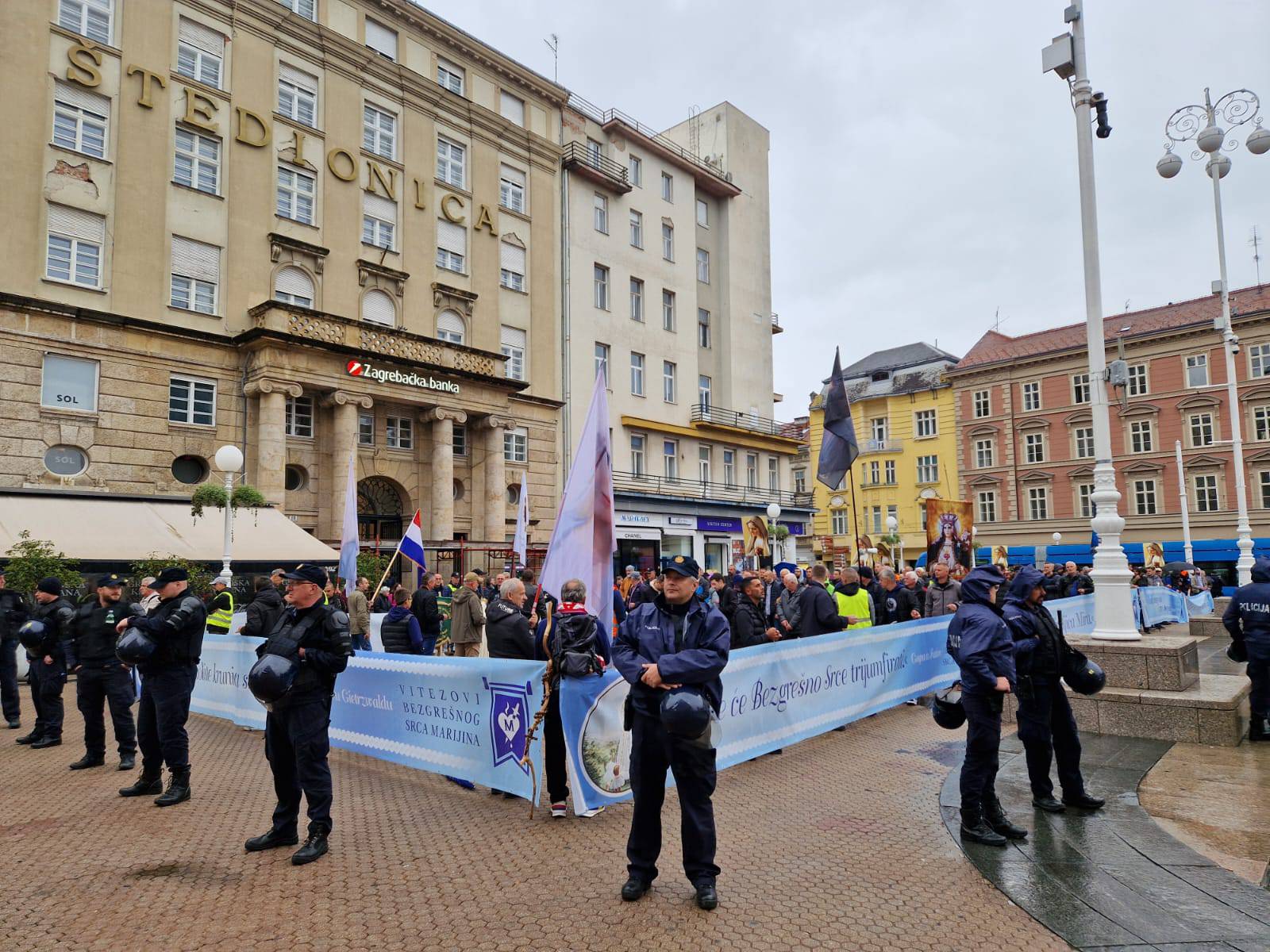 VIDEO Nije ih spriječila kiša: Molitelji i ove subote na Trgu, uz njih stigli i protuprosvjednici