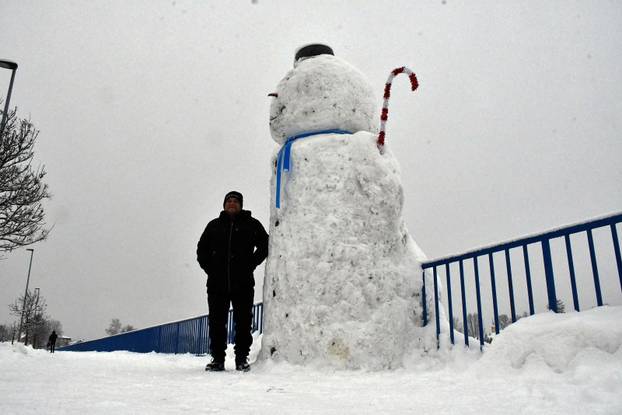 VIDEO Još jedan mega snjegović niknuo u Slavoniji. Visok je tri i pol metra i postao hit u Brodu