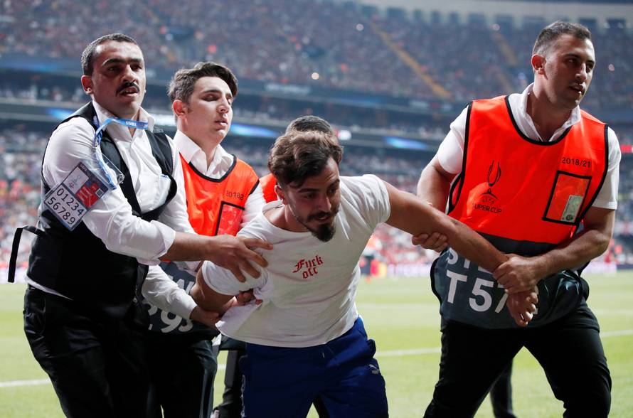 Huligan uklizao Van Dijku na Superkupu, redari ga izbacili