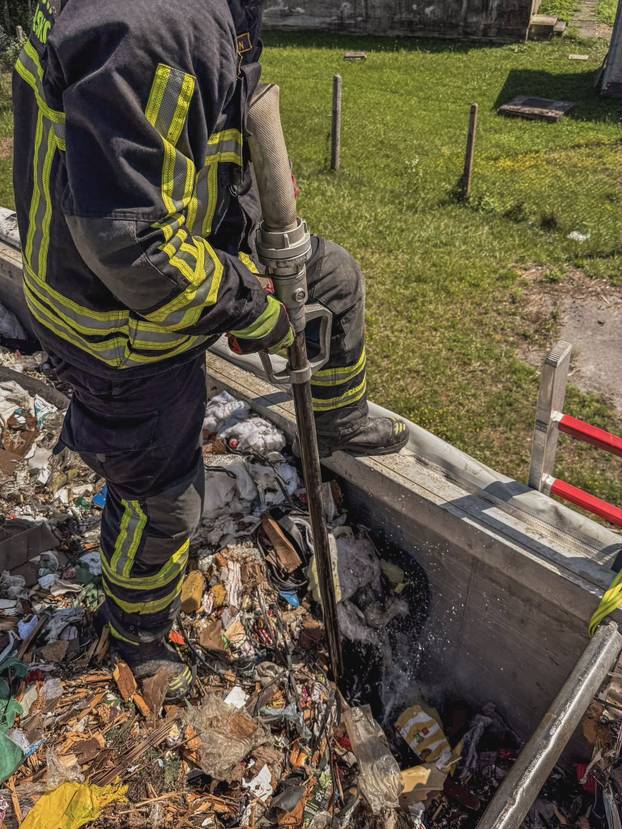 Zapalio se kamion pun smeća kod Jaske, reagirali vatrogasci