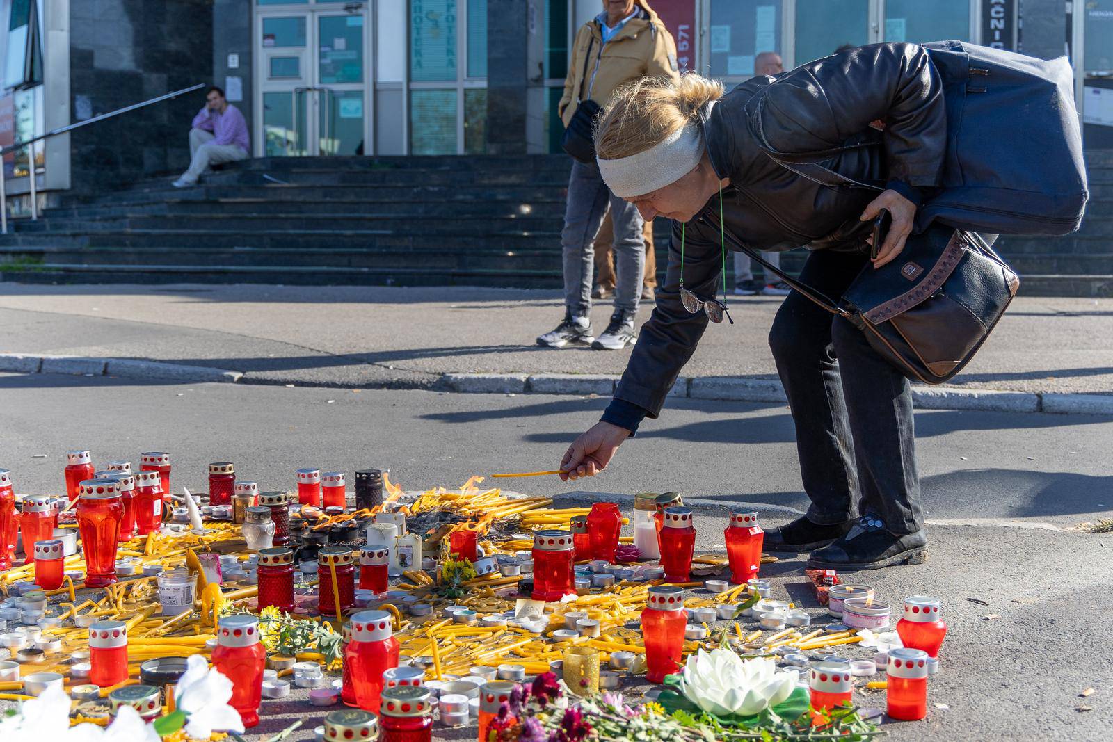 Novosađani pale svijeće za žrtve nezapamćene tragedije