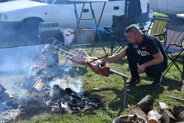 FOTO Zabranjena pečenkijada u Slavonskom Brodu! Evo kako je to izgledalo prošle godine