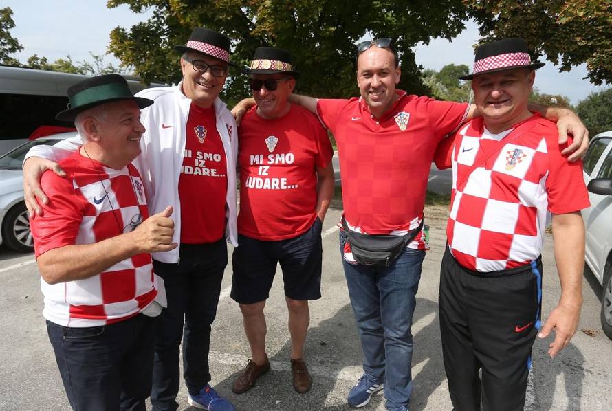 NavijaÄi se okupljaju u Trnavi uoÄi poÄetka utakmice izmeÄu SlovaÄke i Hrvatske