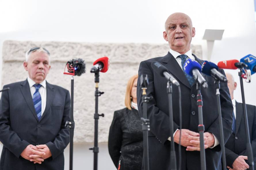 Zagreb:  Ljubo Ćesic Rojs, Hrvatsko bilo predali kandidature DIP-u.