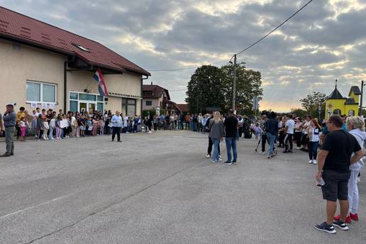 Zazvonilo je i prvo ovogodišnje školsko zvono: Roditelji učenika u D. Dragonošcu prosvjeduju