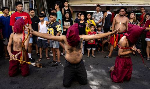 Moderni flagelanti: Pogledajte kako Filipinci slave Isusa. Bičuju se i nose krune od trnja!