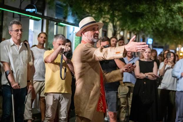 Zagreb: Damir Karaka&scaron; umjetni&ccaron;kim performansom otvorio vlastitu izlo&zcaron;bu