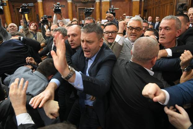 Beograd: U Skupštini Srbije došlo do fizičkog obračuna zastupnika