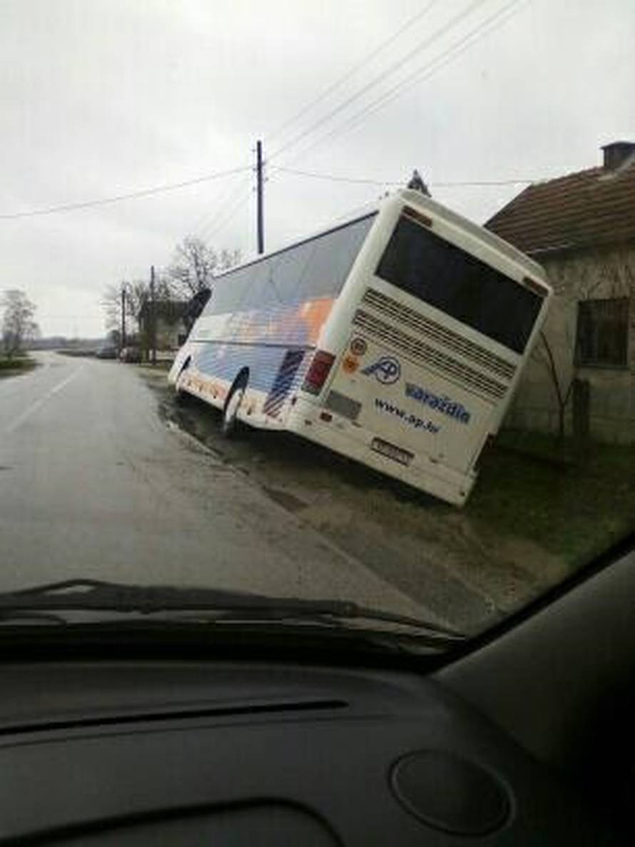 Vozača su morali izvlačiti van:  Autobus sletio s ceste u jarak