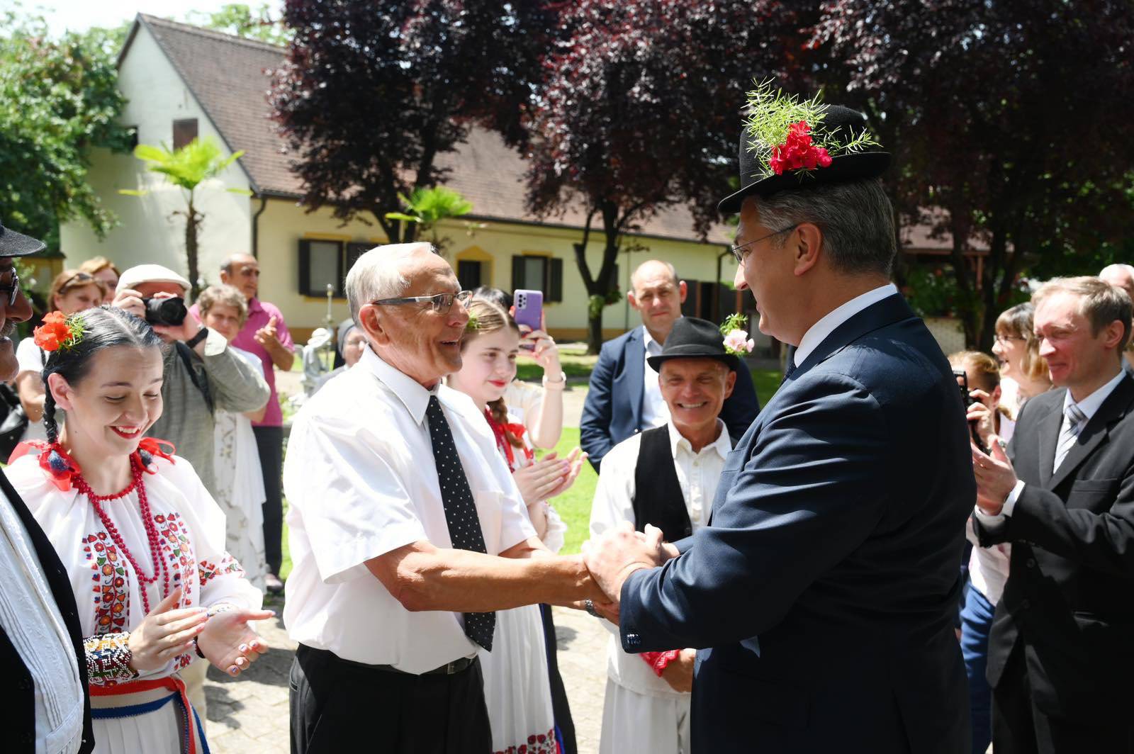 FOTO Plenković sa šeširom u Srijemskoj Mitrovici, pogledajte kako su ga dočekali u Srbiji