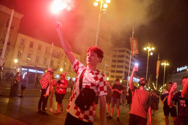 Zagreb: Bakljada navijača uoči početka utakmice Hrvatske i Gane