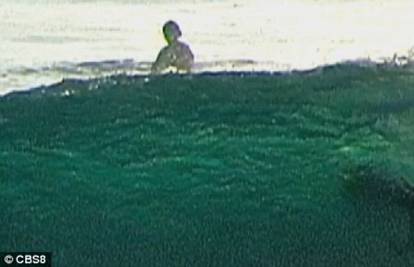 Nevjerojatne snimke: Velika bijela psina plivala uz surfere?!