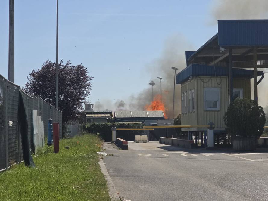 Policija o detaljima požara na Jakuševcu: Još se ne zna uzrok buktinje glomaznog otpada...