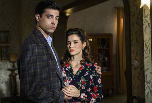 Zagreb, 07.10.2025 - Glumci RTL serije Divlje pcele poziraju na setu u studiju Jadran filma