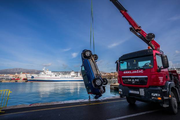 Split: Izvučen automobil koji je sinoć sletio u more kod gradske luke, vozač preminuo