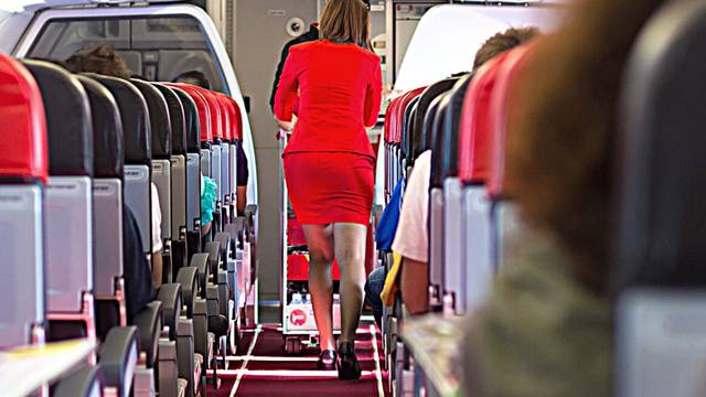 Neobičan incident u avionu: Neobuzdane putnice grizle avionsko osoblje u SAD-u