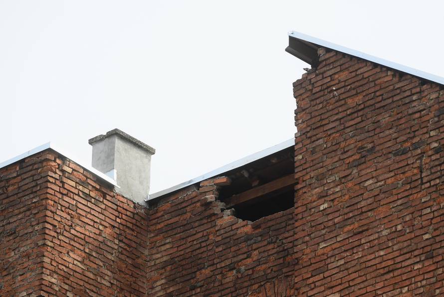 Zagreb: Oštećeni krovovi nakon potresa velika su opasnost za prolaznike