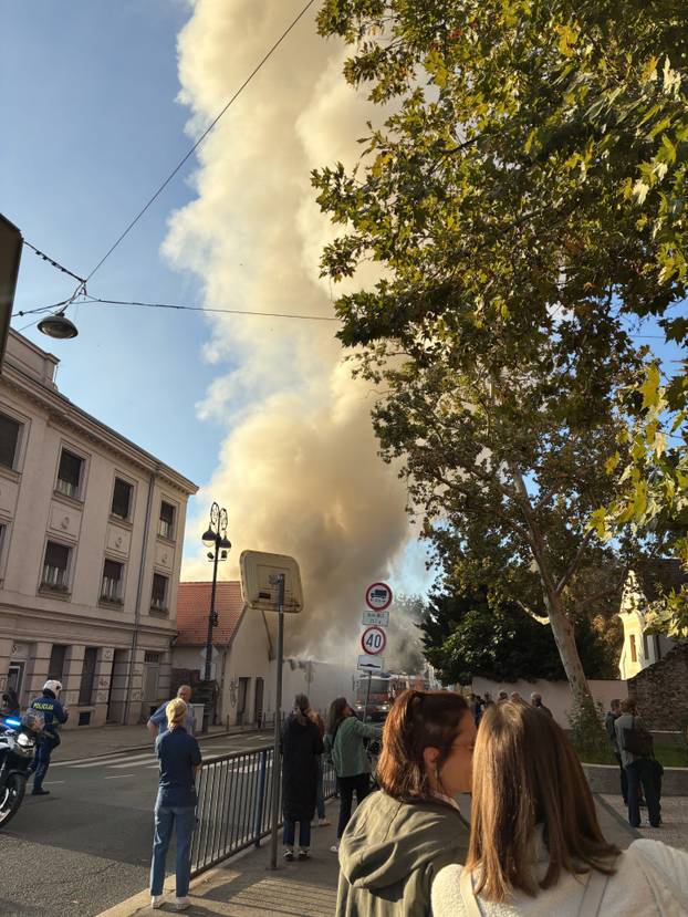 FOTO Dramatični prizori iz Zagreba: Zapalila se kuća kod Kaptola, nebom se širi gusti dim