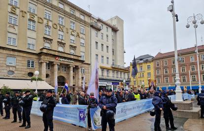 VIDEO Nije ih spriječila kiša: Molitelji i ove subote na Trgu, uz njih stigli i protuprosvjednici