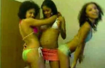 Lijepe mlade crnokose djevojke plešu u bikinijima 