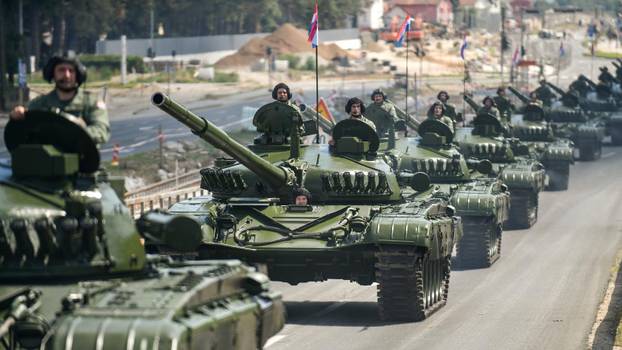 Tenkovi Hrvatske vojske prolaze preko Mosta mladosti uoči početka svečanog vojnog mimohoda u Zagrebu