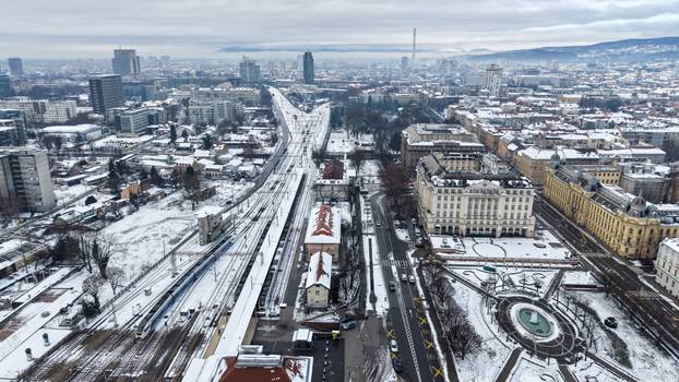 Pogled iz zraka na centar Zagreba prekriven snijegom