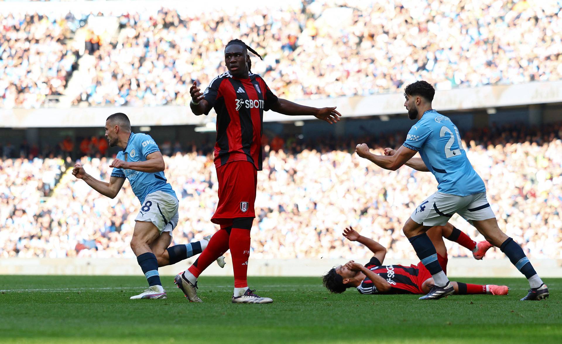 Premier League - Manchester City v Fulham