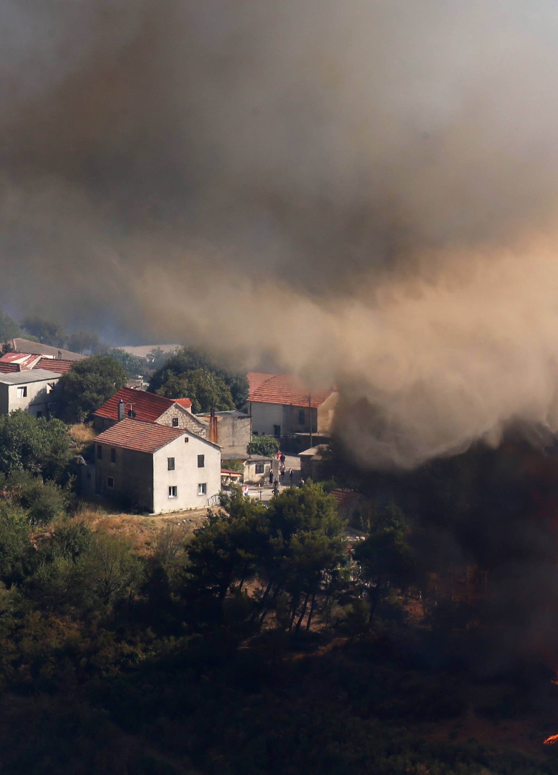 Ozlijeđen je vatrogasac: Požar pokraj Solina pod kontrolom