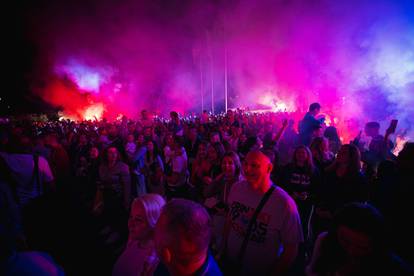 Bivši igrači Dinama i Hajduka pred tisućama navijača podigli trofej kupa. Pogledajte galeriju